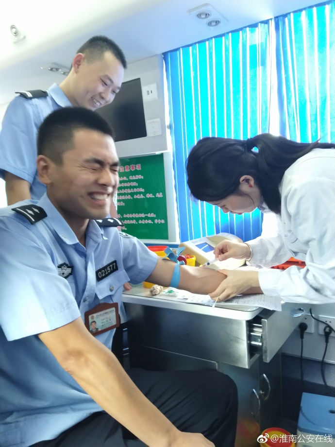 疼skr人！警察在移动献血车上的表情包亮了